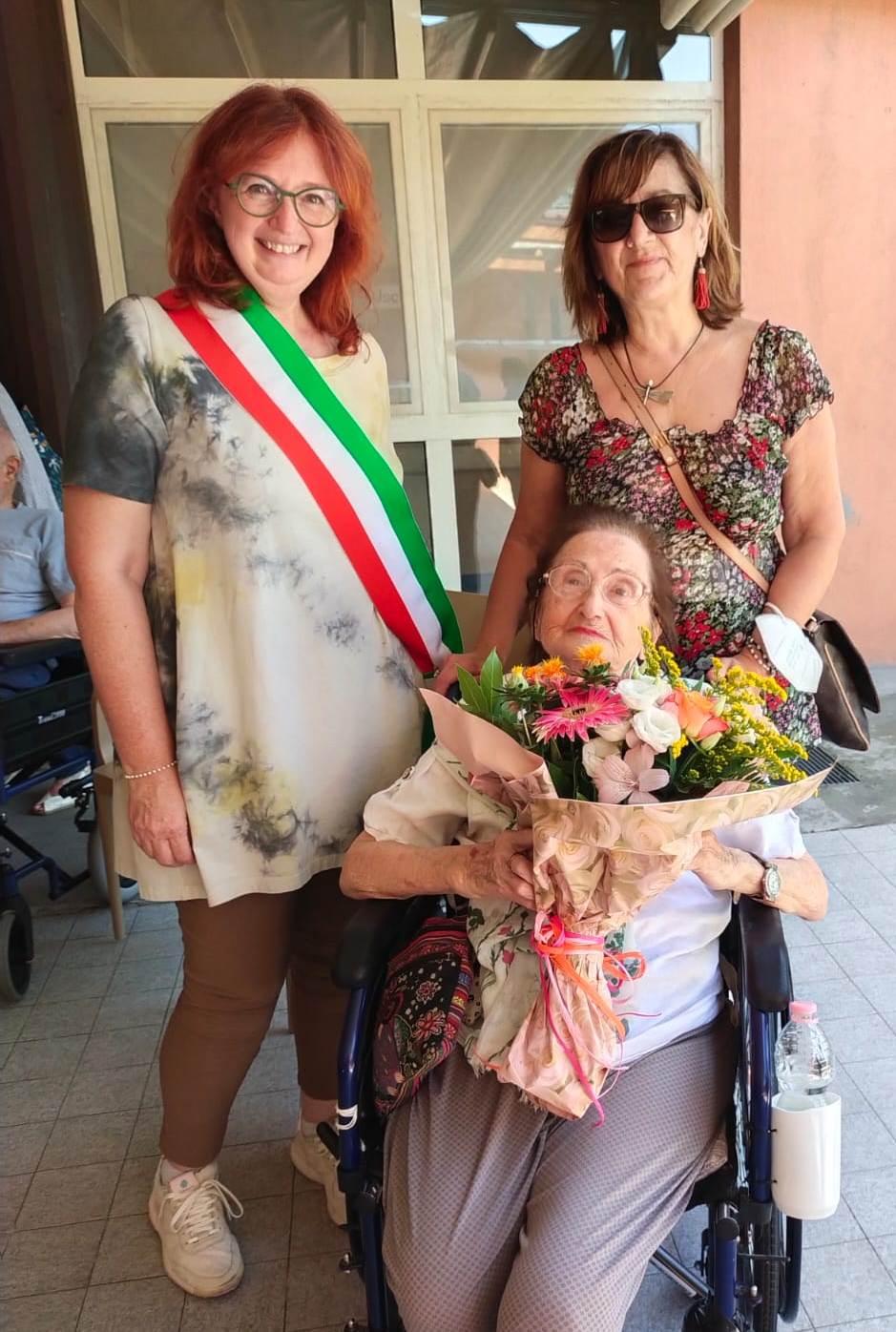 Gli auguri per i 101 anni di Luciana Bertozzi 17-07-2024