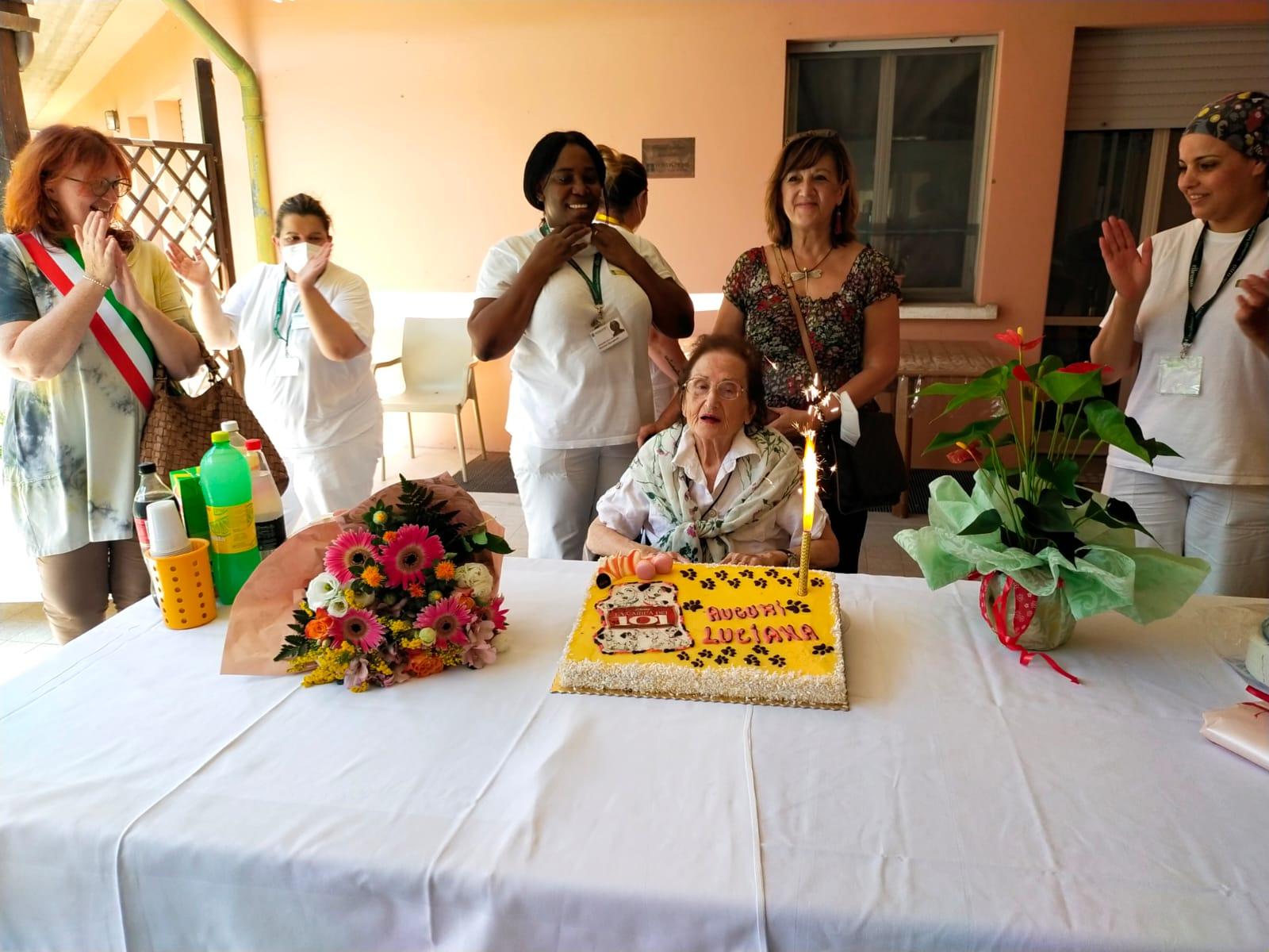 Gli auguri per i 101 anni di Luciana Bertozzi 17-07-2024
