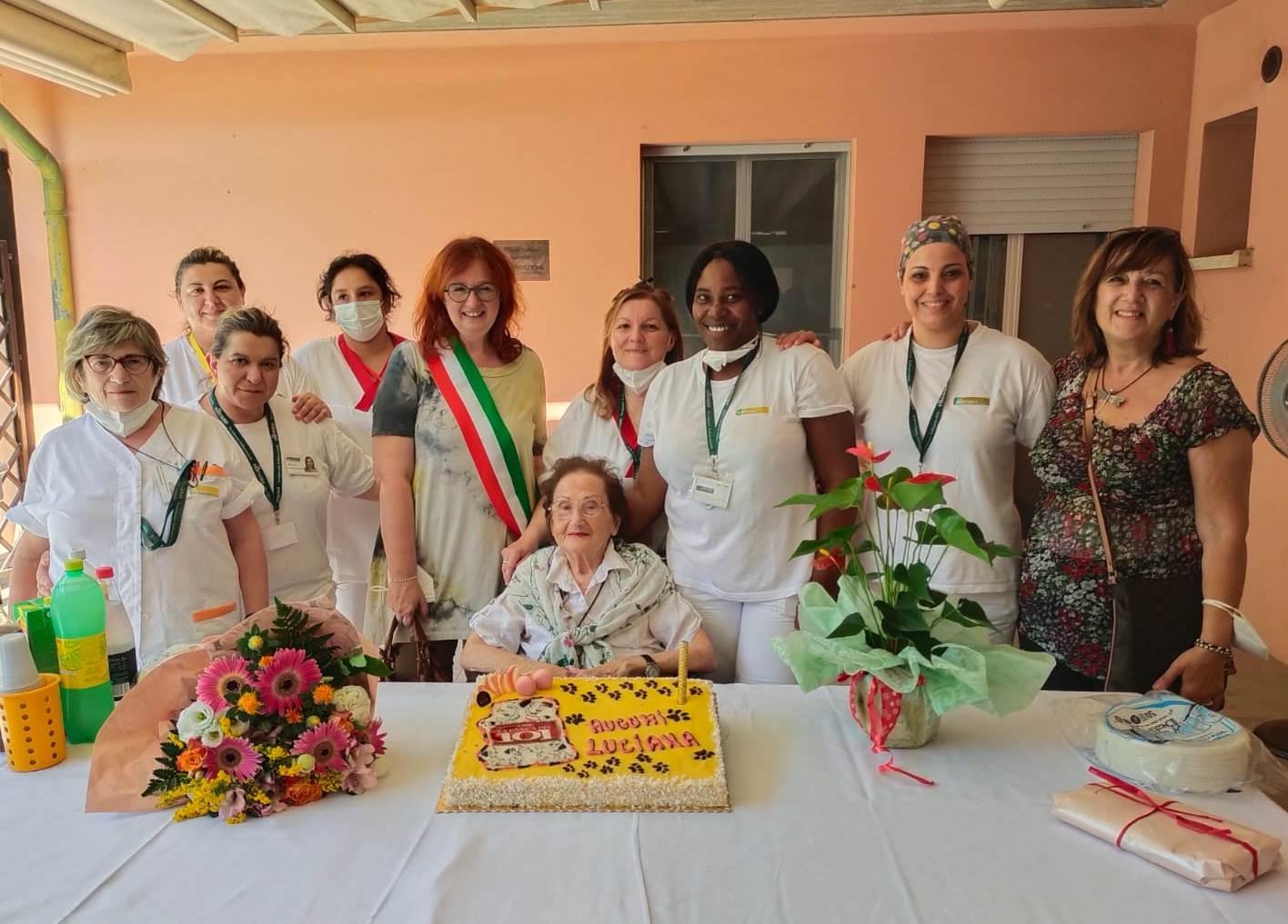 Gli auguri per i 101 anni di Luciana Bertozzi 17-07-2024