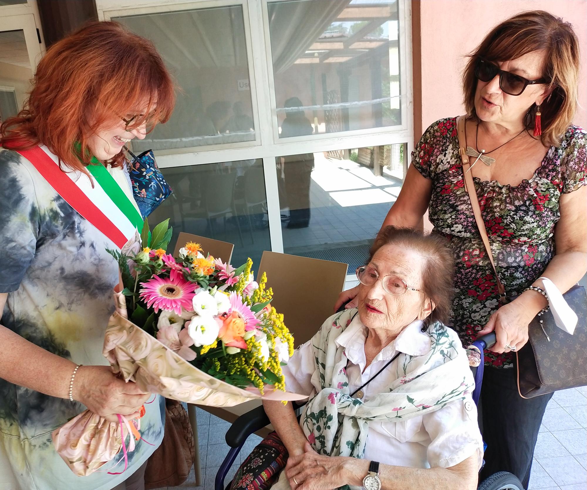 Gli auguri per i 101 anni di Luciana Bertozzi 17-07-2024