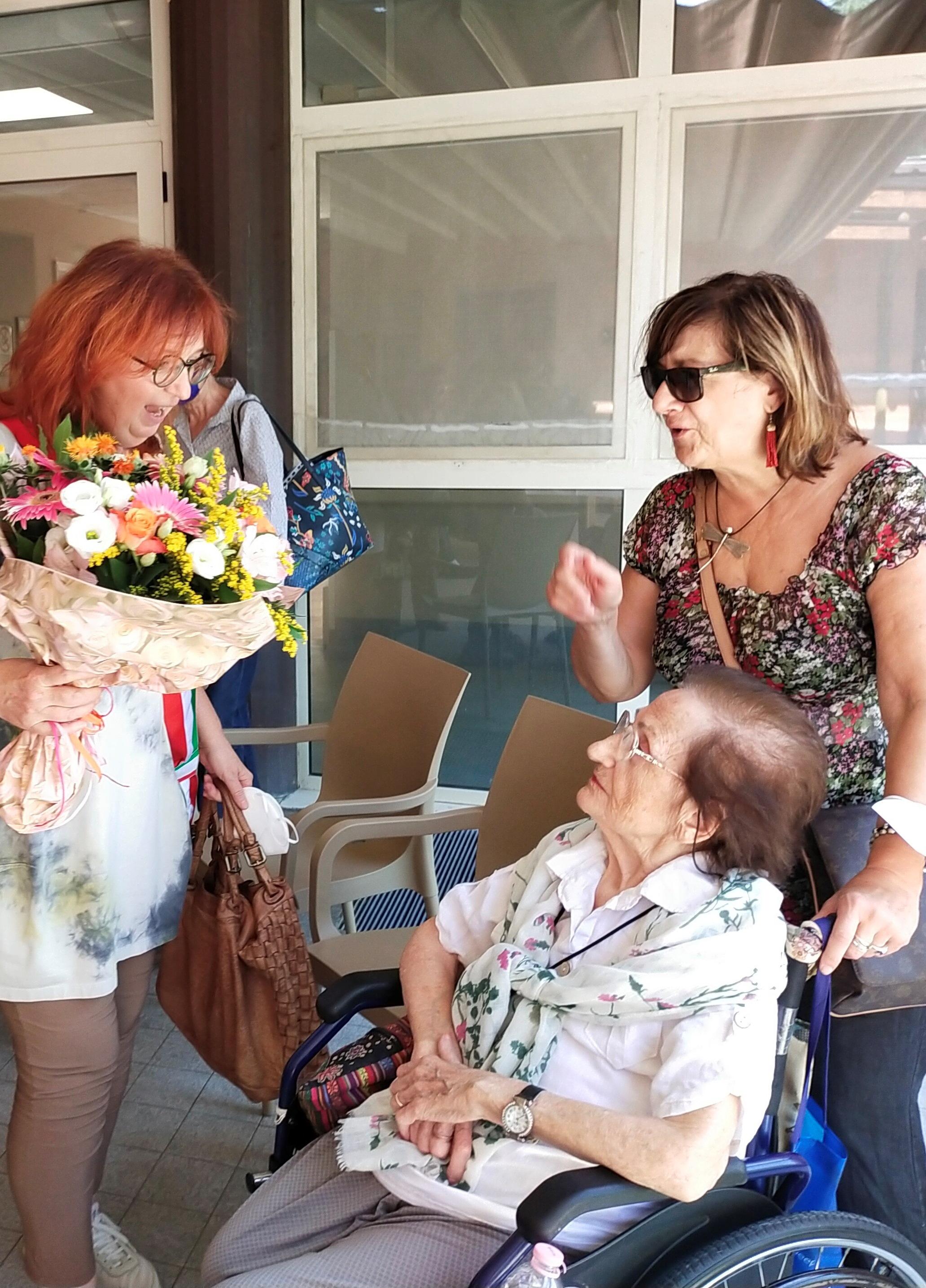 Gli auguri per i 101 anni di Luciana Bertozzi 17-07-2024