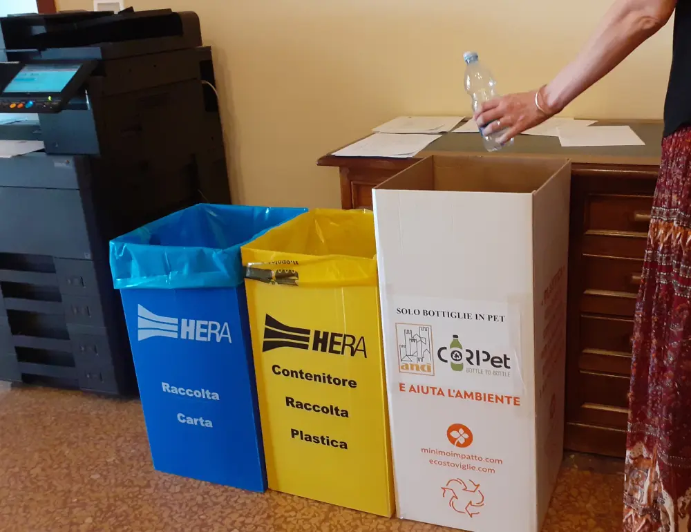 In Municipio nuovi contenitori per la raccolta di plastica pet