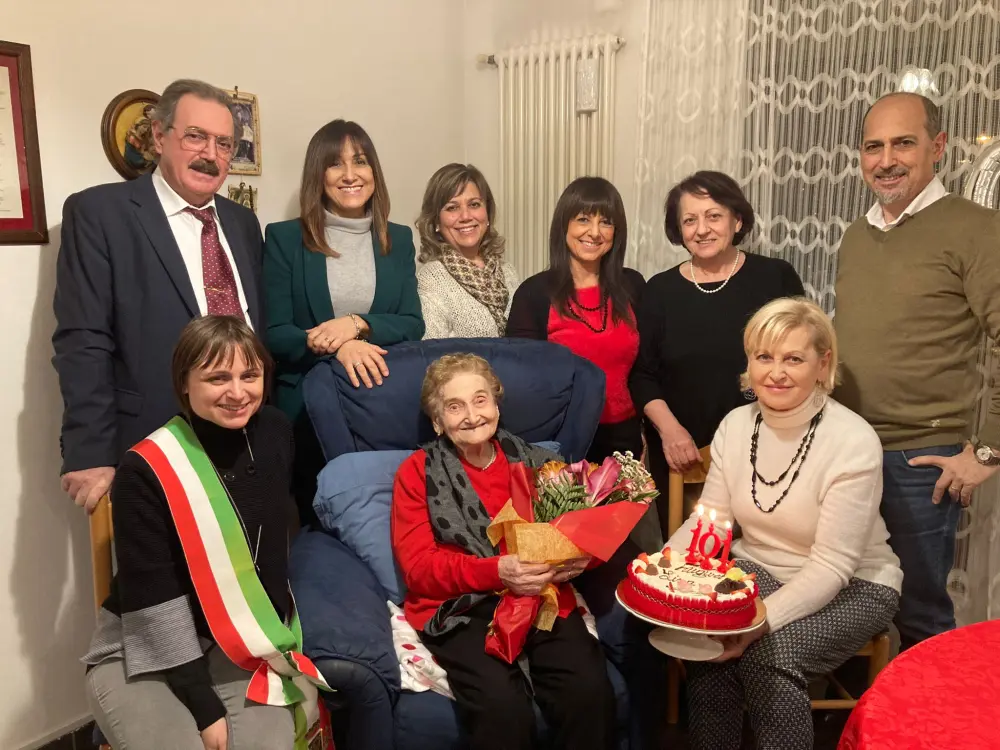 Gli auguri per i 101 anni di Lina Conti