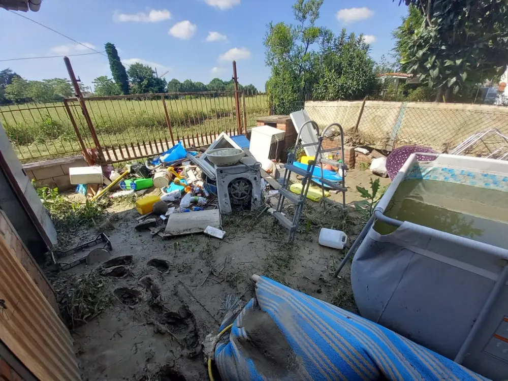 Come smaltire accumuli di rifiuti causati dagli allagamenti
