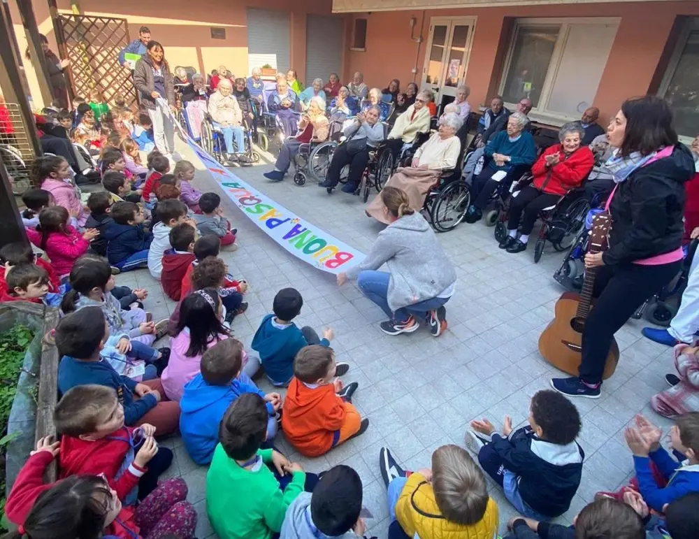 Gli anziani della Coccinella in festa con 70 bambini della scuola Don Luciano Sarti