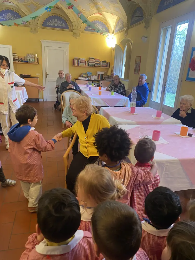 I bambini della Scuola Ercolani incontrano i nonni del centro diurno anziani Arcobaleno