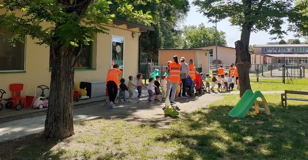 Tutti in fila a fare il trenino: esercitazione antincendio per 94 bambini dei Nidi comunali