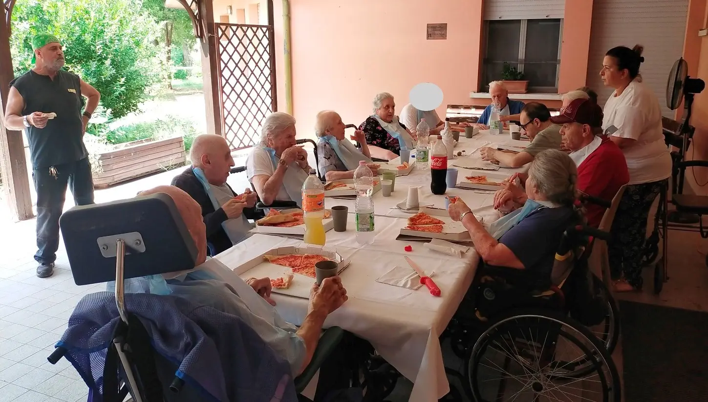 Gli anziani della Coccinella fanno tombola con l’Avis e festeggiano Amalia con pizza e musica