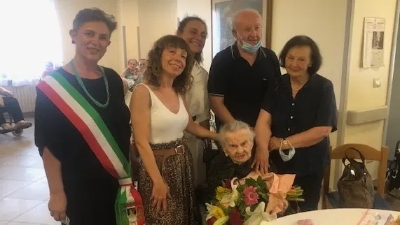 Gli auguri per i 103 anni di Lidia Baldini