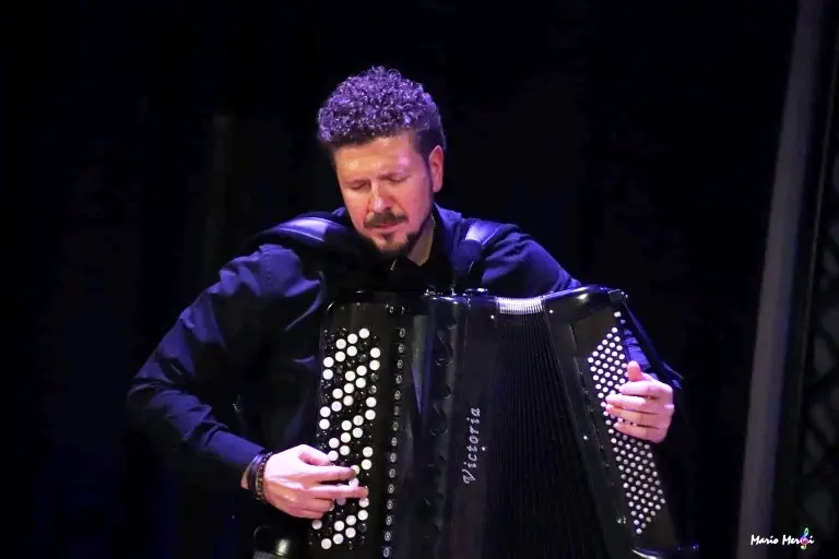 In mezzo scorre il fiume: venerdì 23 ore 18 “La voce del fiume”, concerto di Enrico Pelliconi