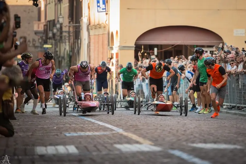 Si corre nel pomeriggio di domenica 15 la 70a Carrera Autopodistica e alle ore 22 al via i fuochi 