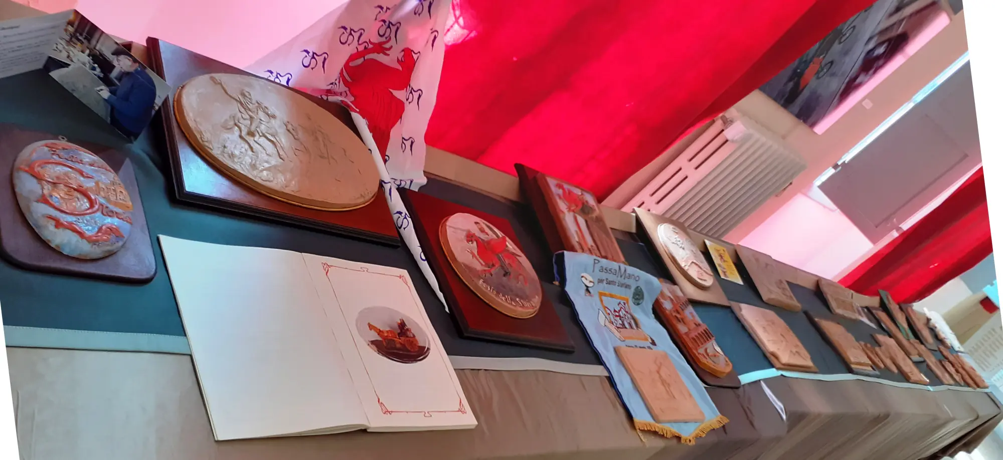 In mostra in Municipio le formelle della Festa della Storia realizzate da Gianni Buonfiglioli