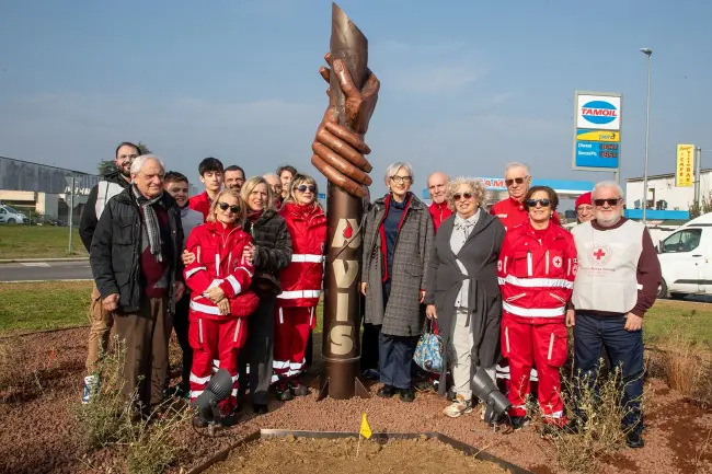 Una panchina rossa per ricordare Marino Galloni e il valore del dono