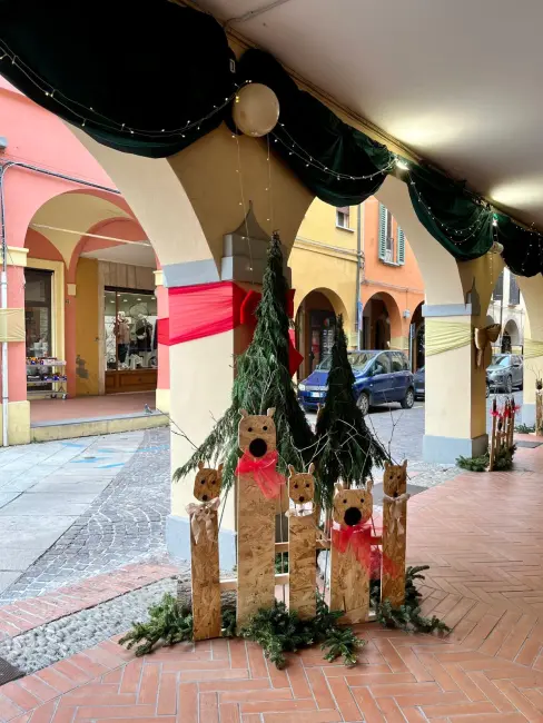 Dal 6 dicembre al 6 gennaio si illuminano le vetrine sfitte del centro storico 