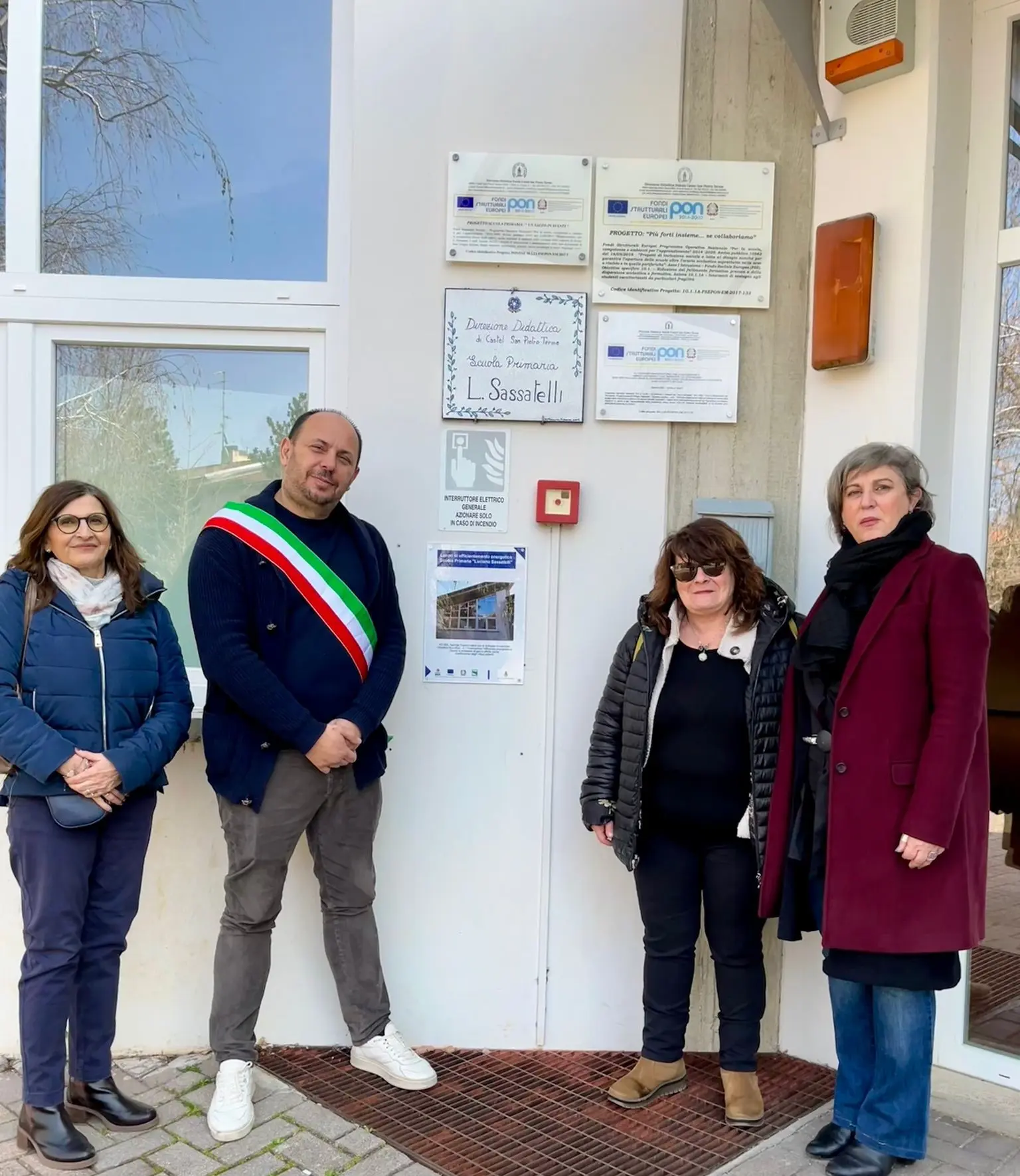 Scuola Primaria "L. Sassatelli": scoperta la targa per i lavori di efficientamento energetico