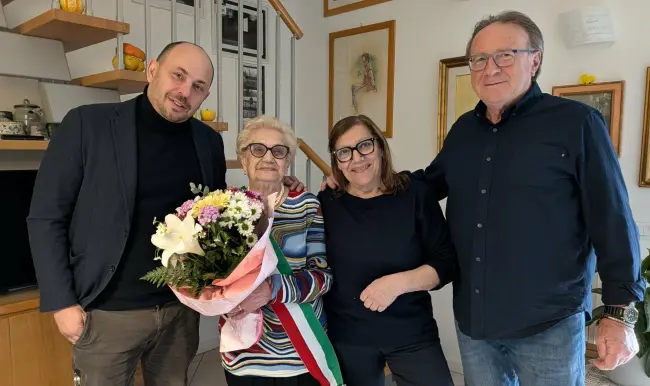 Clara Bernagozzi compie 102 anni: il Comune festeggia con lei