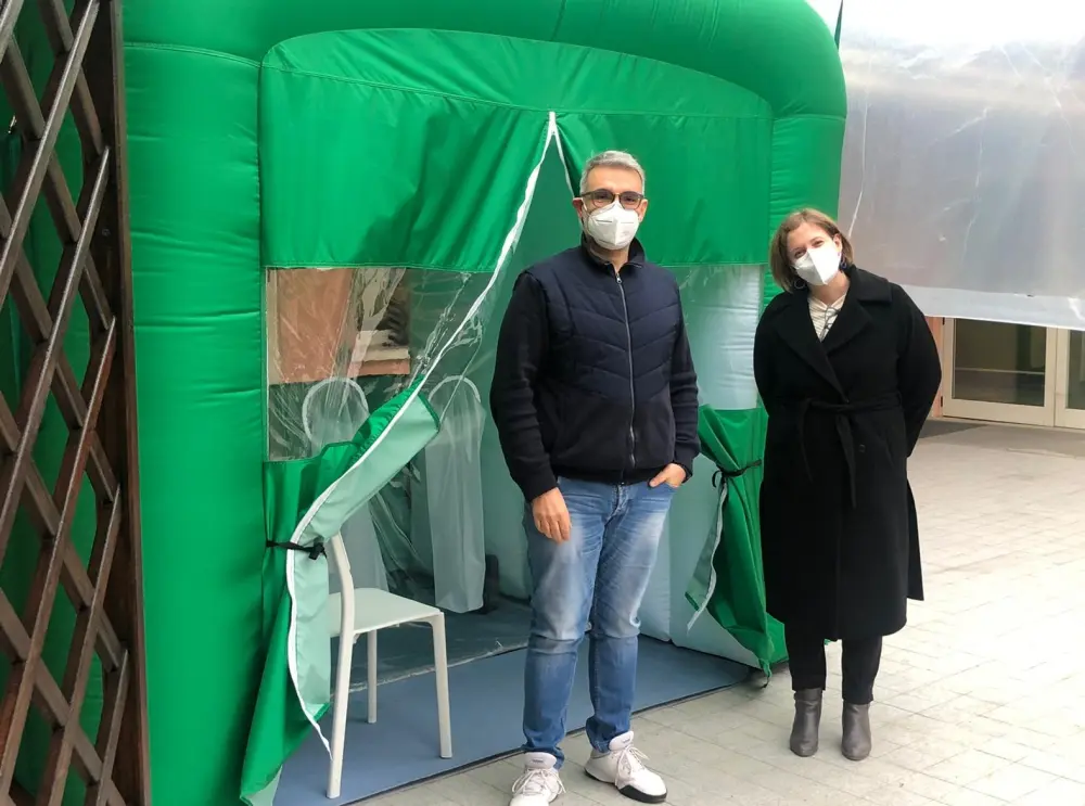 Inaugurato a sorpresa il tunnel degli abbracci alla Coccinella: emozione di anziani e familiari