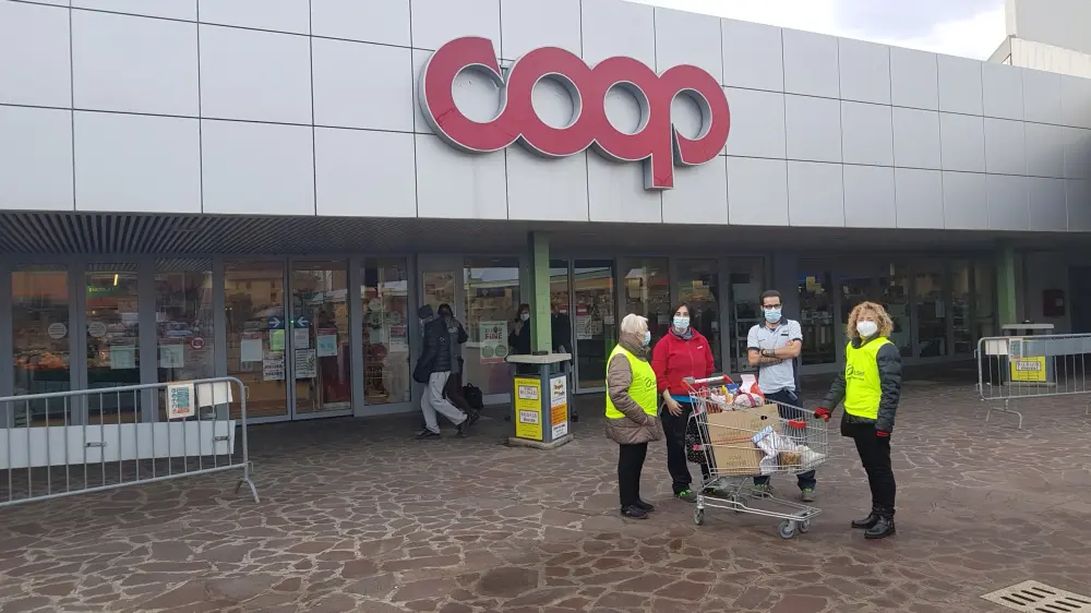 Grazie ai volontari Auser, prende il via la “spesa sospesa” alla Coop Reno di Osteria Grande